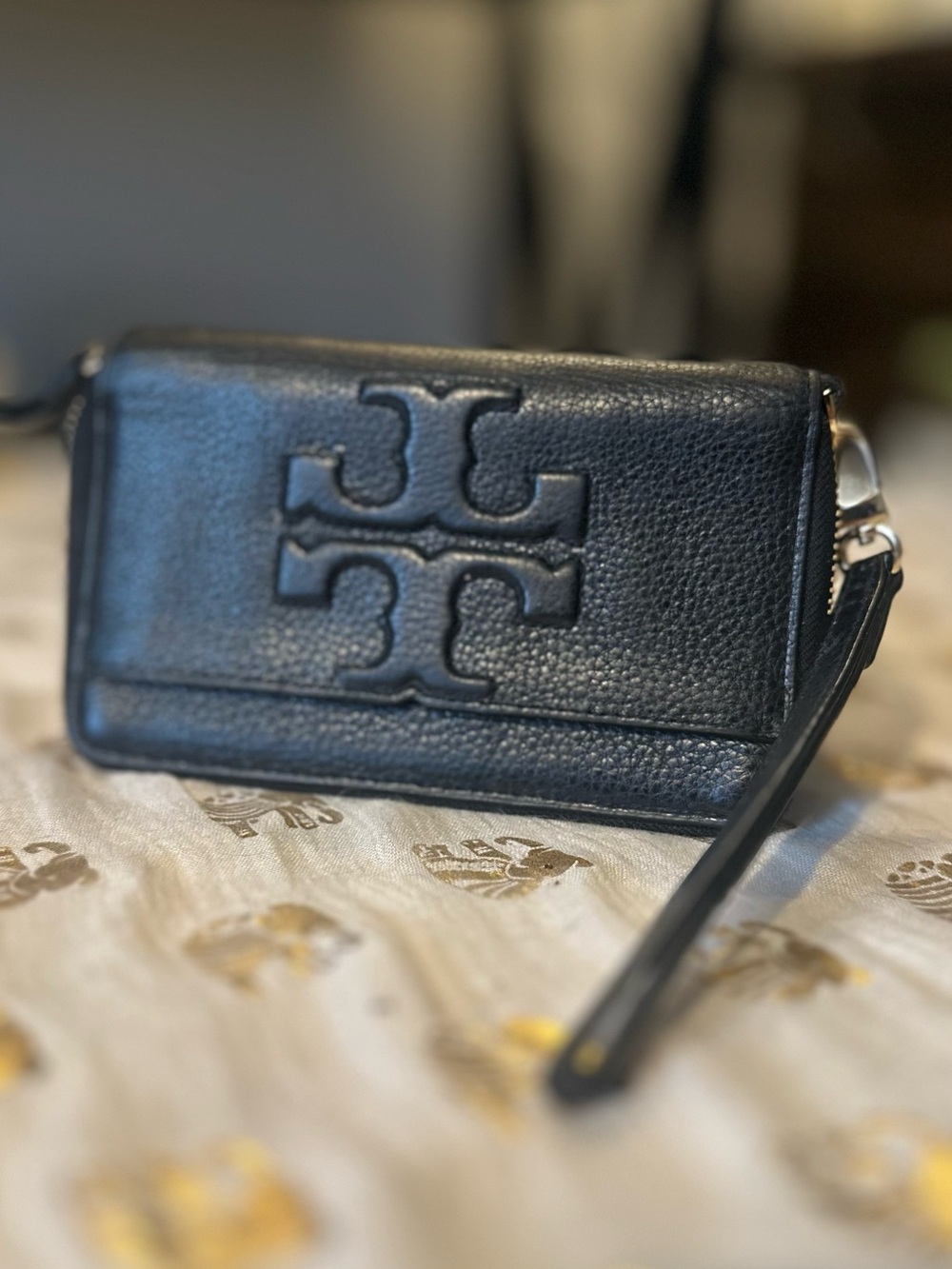 Tory Burch - Black Pebbled Logo Wristlet Clutch